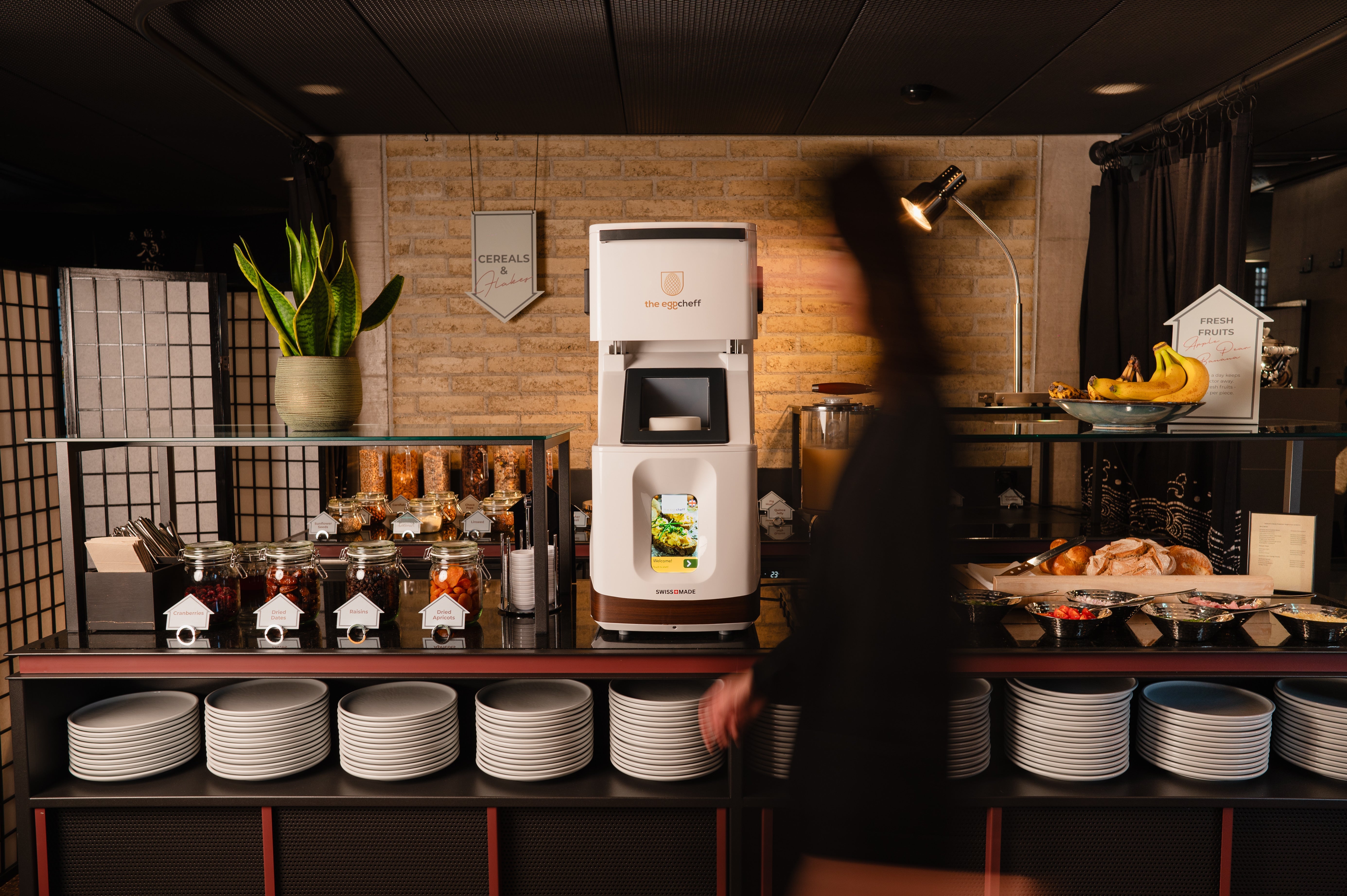 The Scrambled Eggcheff: Transforming Breakfast Service with Fresh Eggs in 60 Seconds